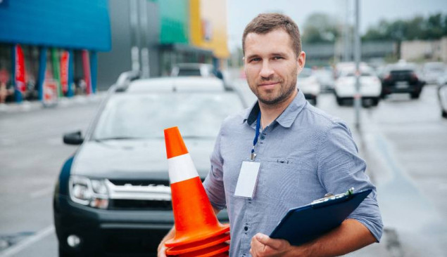 How to invest in a driving instructor franchise image