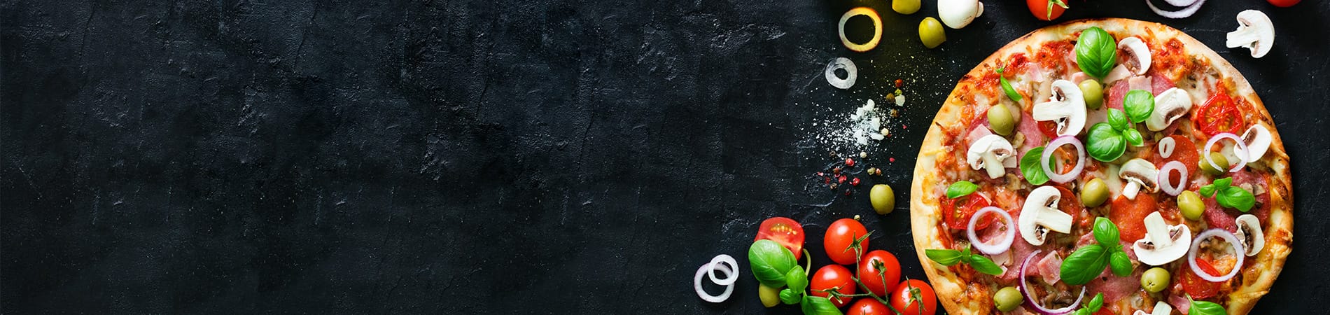 Пицца на темном деревянном фоне